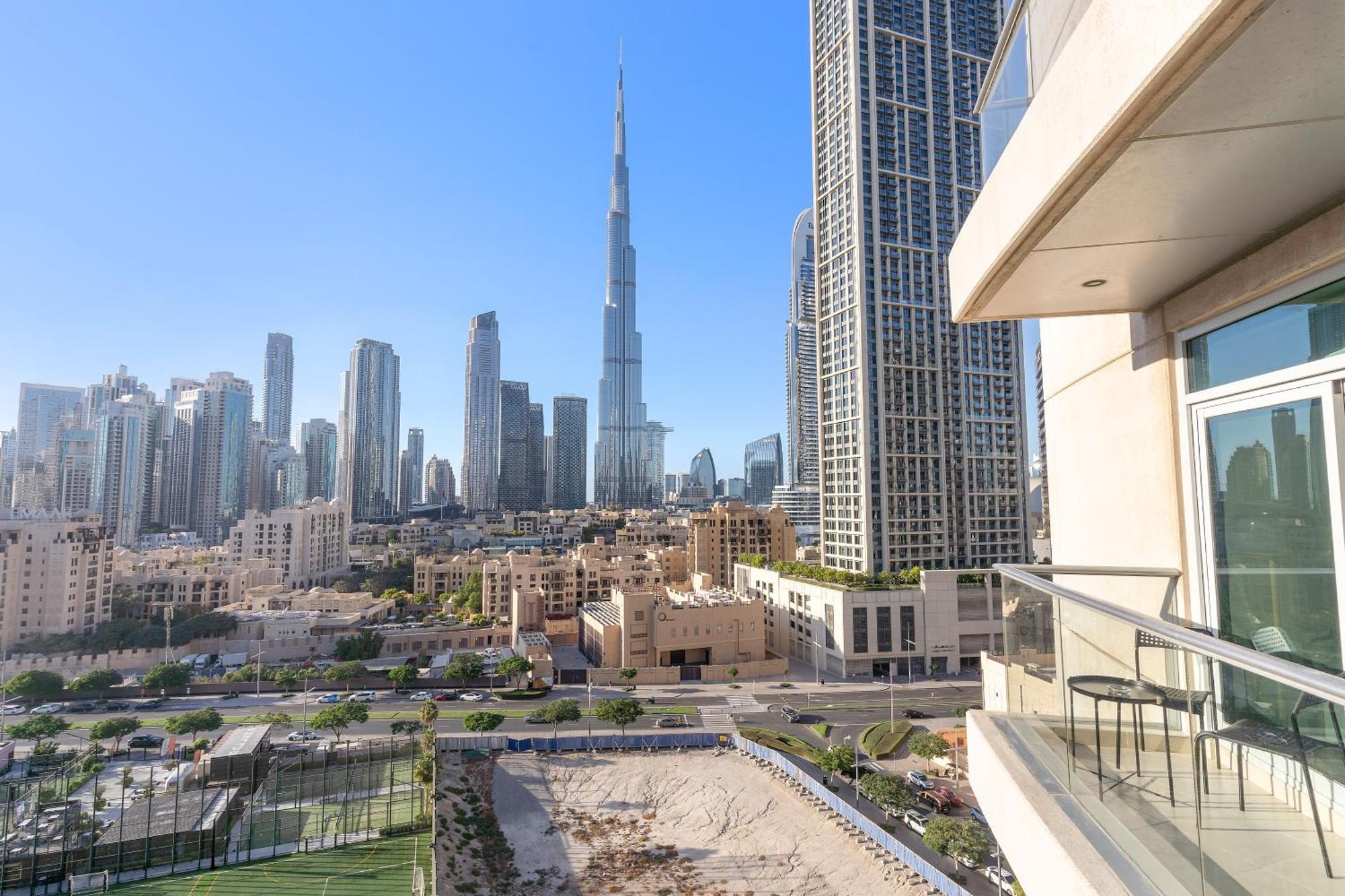 Apartment Prime 2br With Balcony & Full Burj Khalifa Views *
